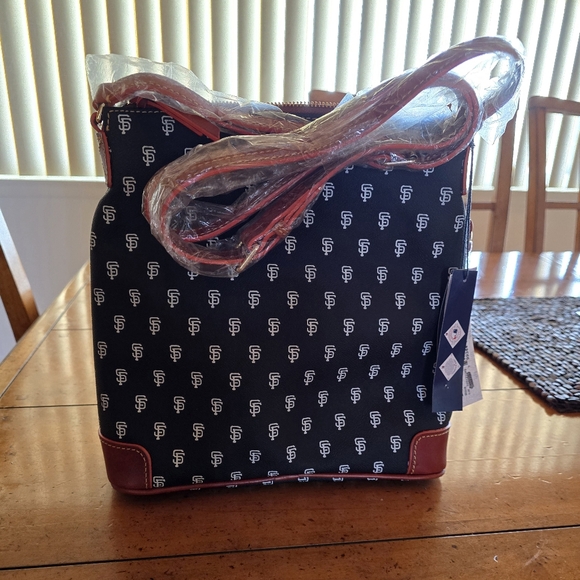 NEW Dooney & Bourke SF Giants medium crossbody. - Picture 5 of 8